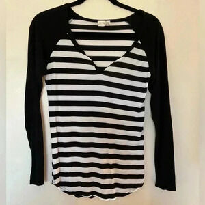 Black and White Stripe Ling Sleeve Tee in Size Medium